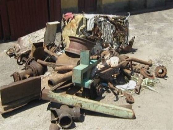 Cercetati pentru furt de materiale din fier