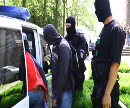 Prinsi in flagrant de politisti in timp ce furau fier