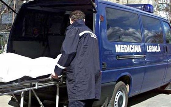 Și-a înjunghiat soția și apoi s-a spânzurat