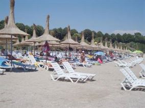 Brăilean prins în timp ce fura mobilierul din plastic de pe o plajă din Neptun