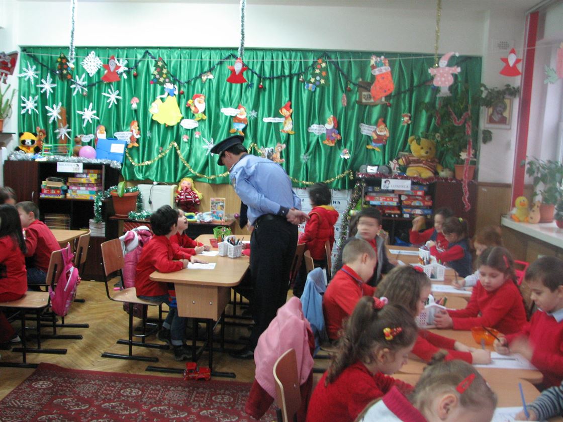 Micutii de la scoala „Fanus Neagu” au fost instruiti de politisti