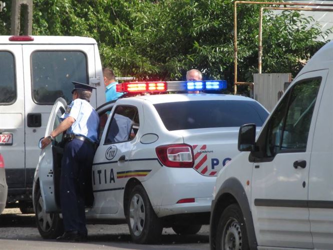 Oprit in trafic de politisti, a fugit in timpul verificarilor