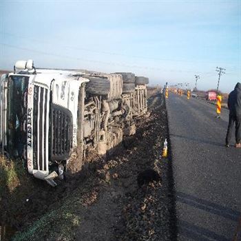 Pericol de explozie în Silistraru! Rezervorul unui TIR rasturnat s-a fisurat
